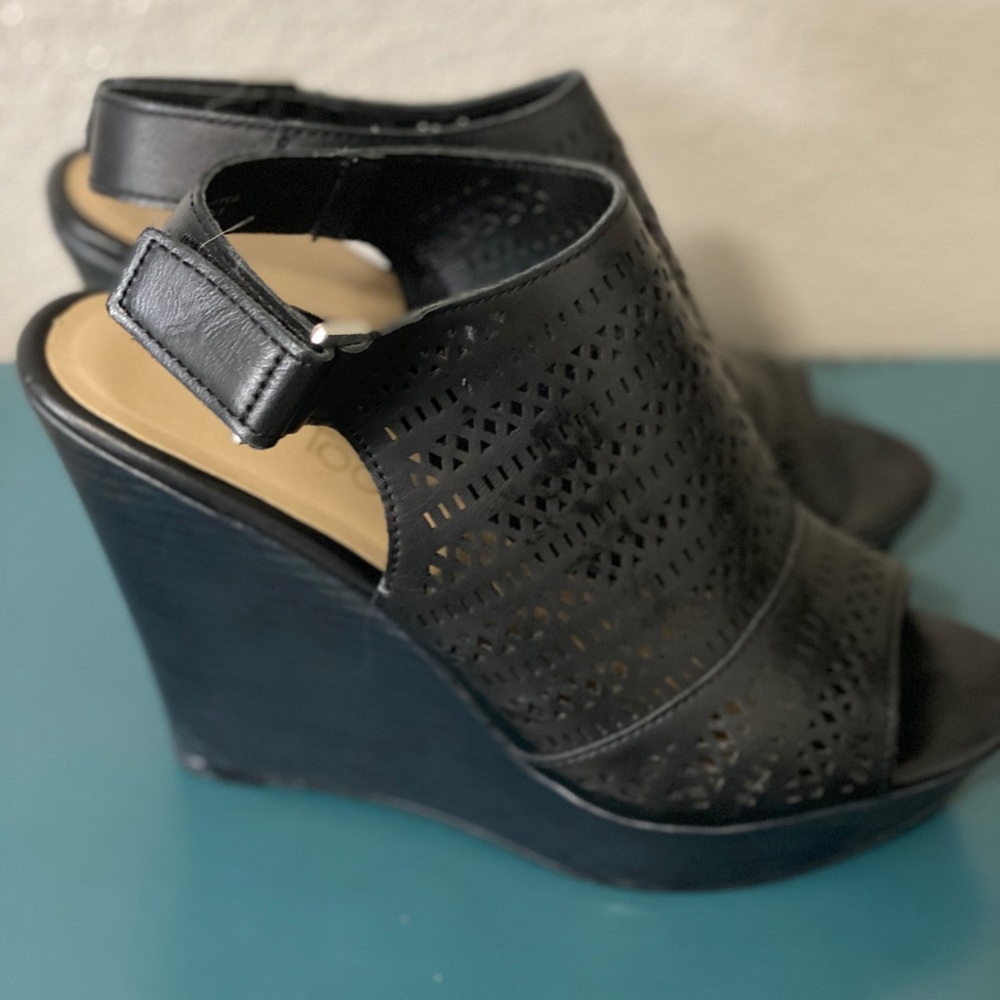 Black wedges